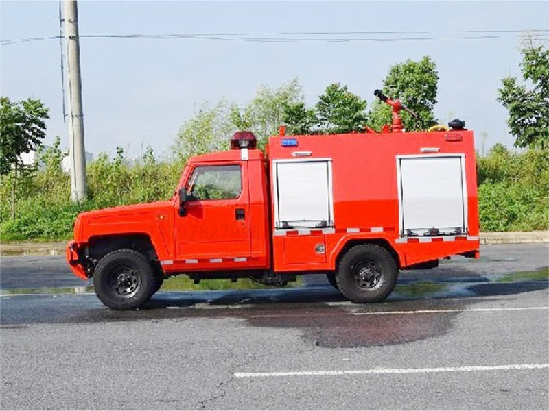 四驅勇士1噸水罐消防車