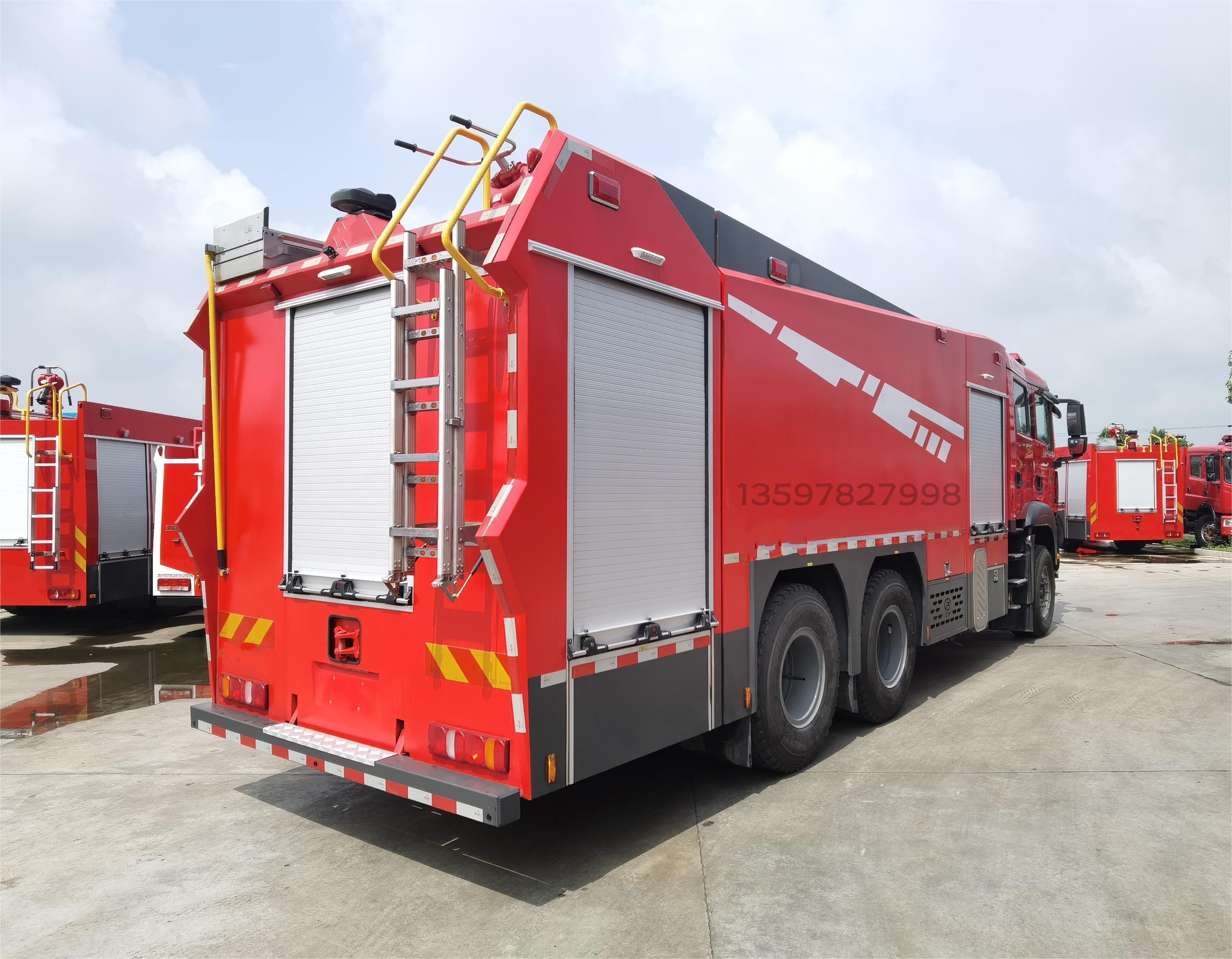 汕德卡13噸水罐消防車