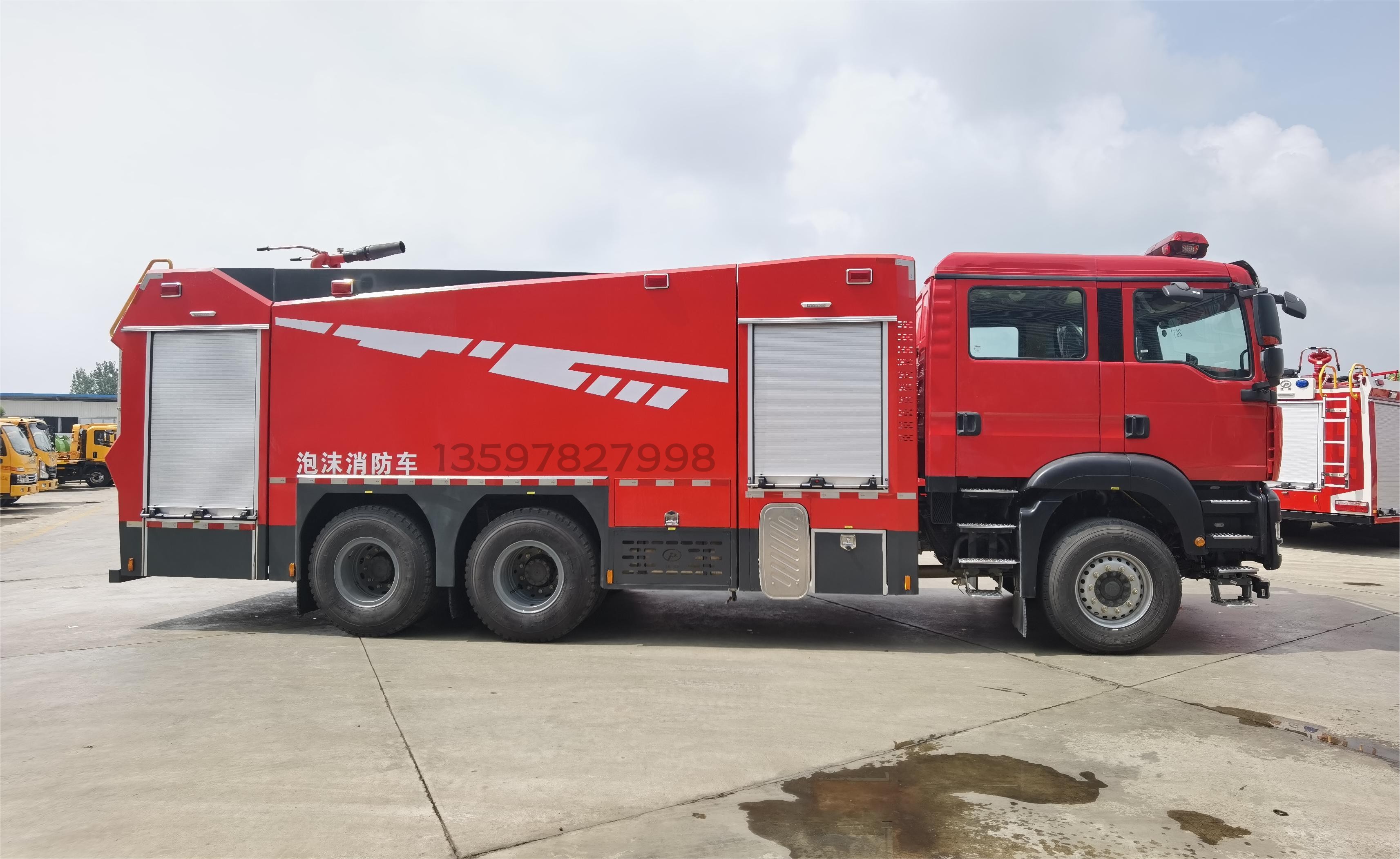 汕德卡13噸泡沫消防車