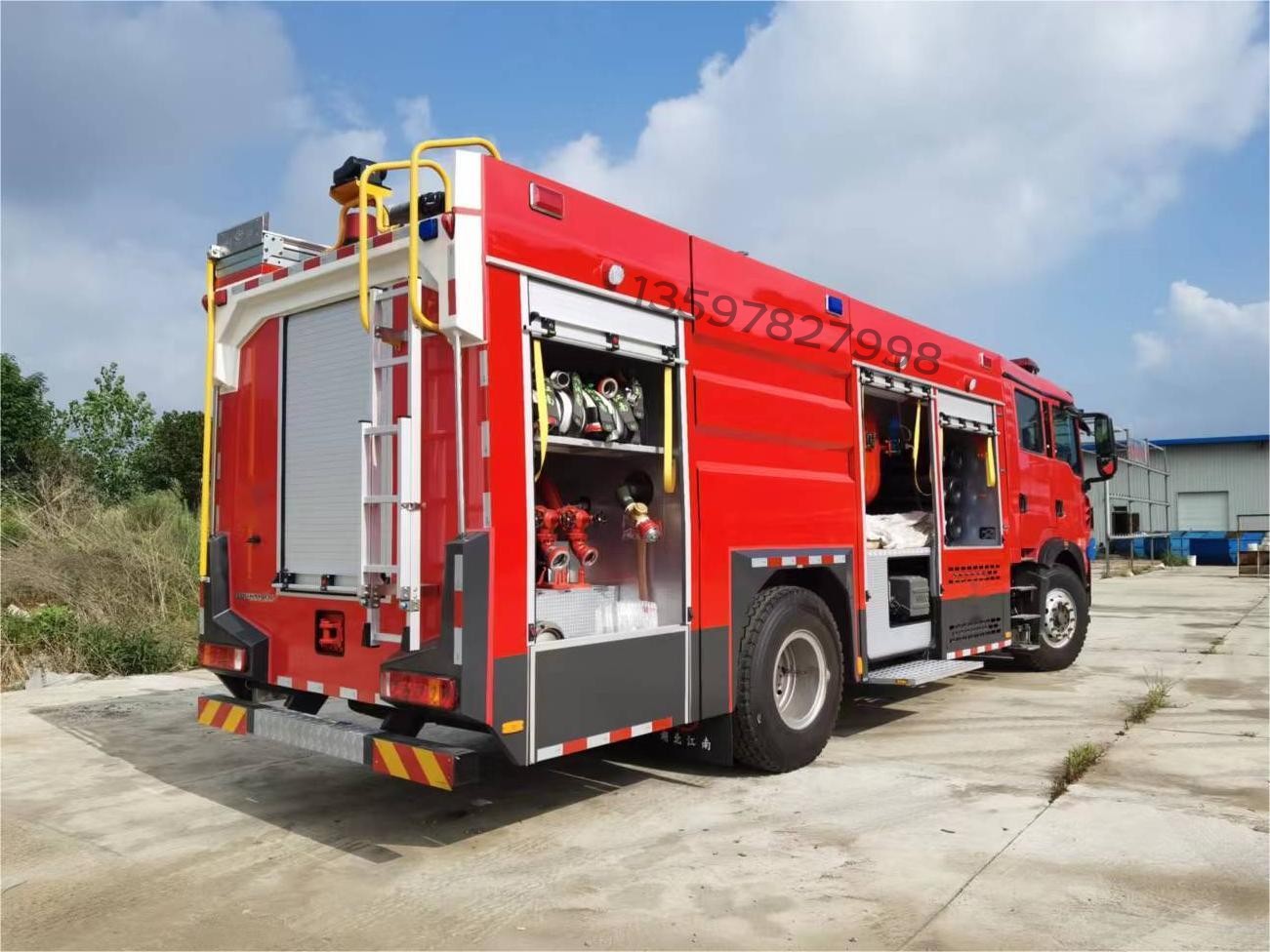 豪沃7噸幹粉水聯用消防車
